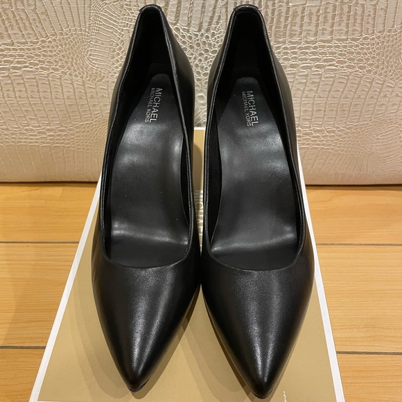 Micheal Kors size 8 black heels - new in box 👠🎁 - Picture 2 of 6